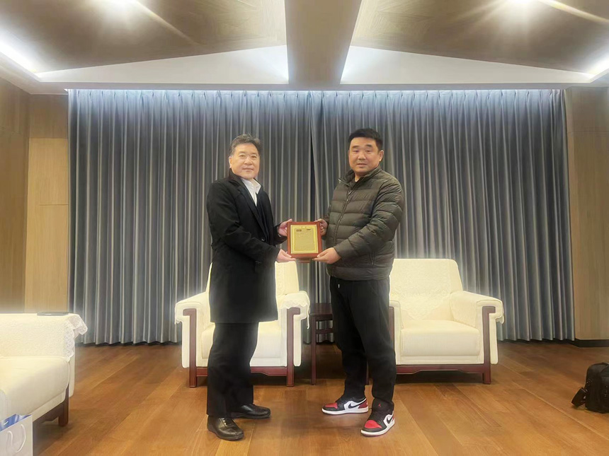 OTC海外事业部长，中国区董事长、副总、机器人部部长，营业担当亲自颁奖